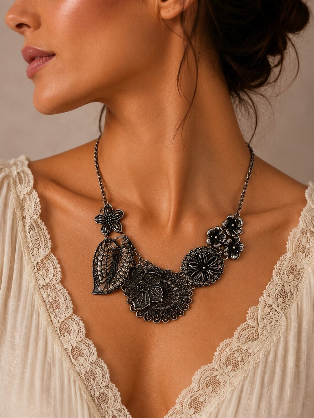 PREMIER DESIGNS Retro 1960s Metal Flower Cluster Chain Necklace